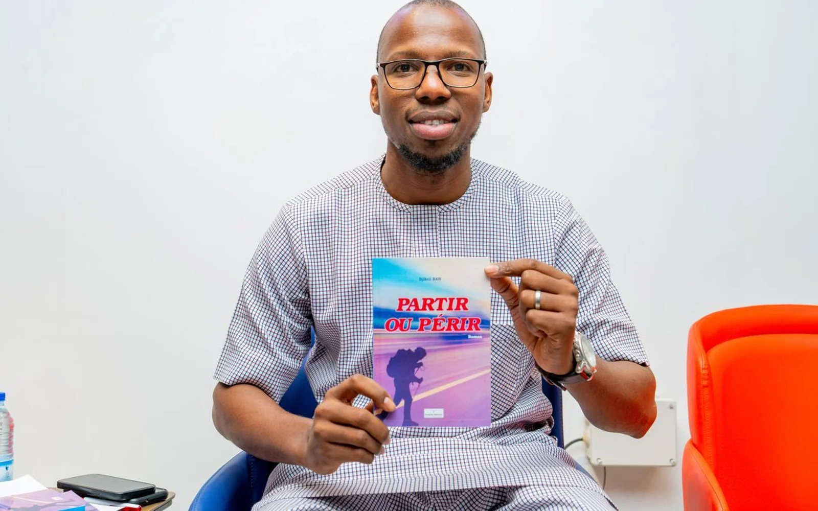 Djibril BAH présentant son roman Partir ou périr, accompagnement éditorial et correction de manuscrits