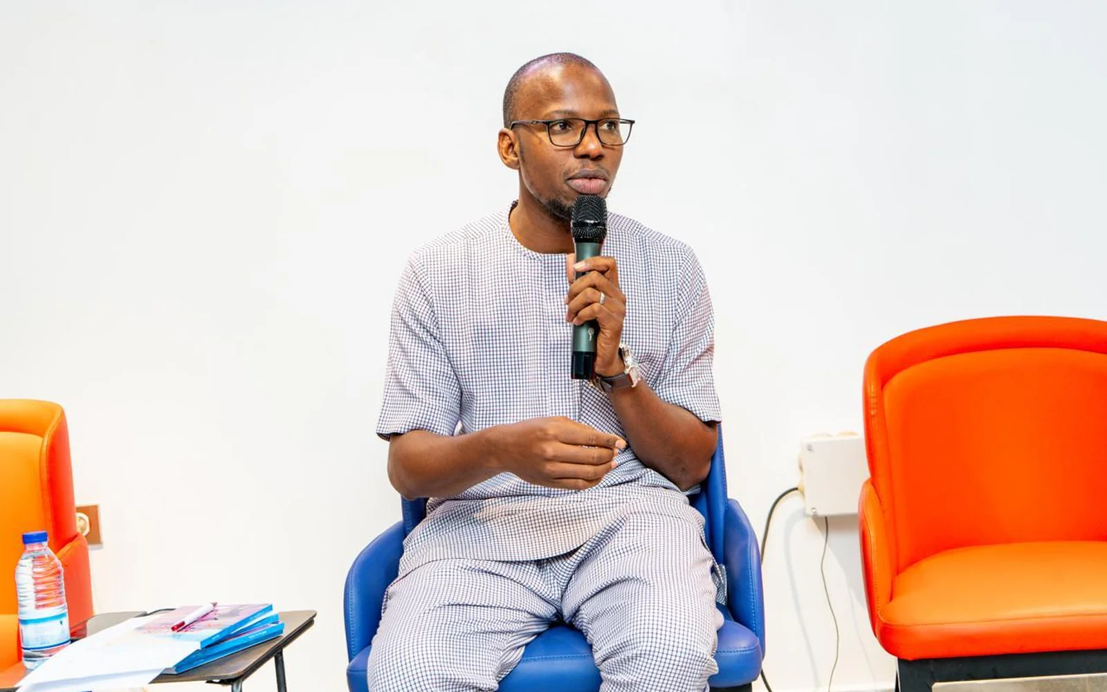 Djibril BAH intervenant au micro, coaching et préparation à la soutenance